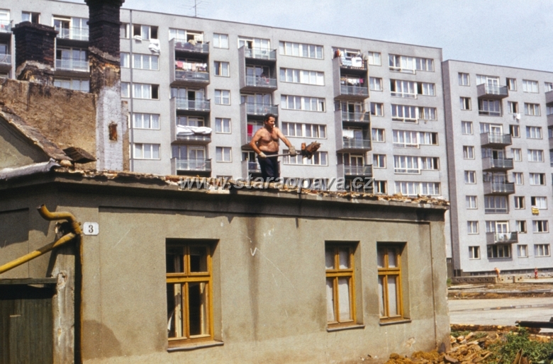 grudova (1).jpg - Bourání jednoho z posledních domů z původní zástavby na Grudové ulici. Dům č.p.3. Pohled směrem k ulici Ratibořské. Foto z roku 1974